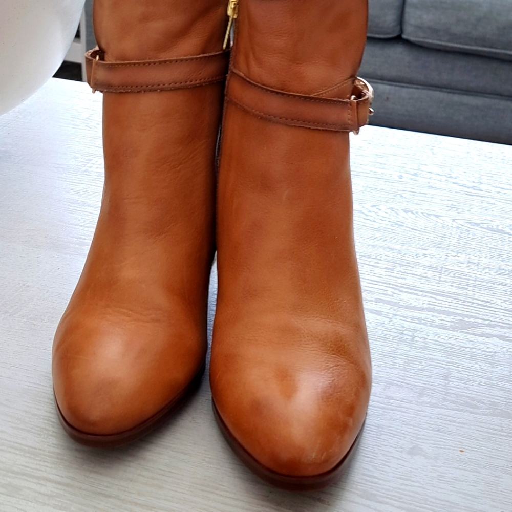 Short leather boots